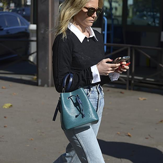 Los bolsos azules están de moda y este es el diseño made in Spain más vendido