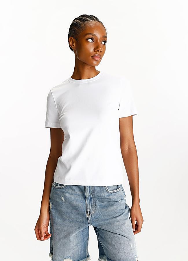 Imagen - Camiseta básica en color blanco de Lefties (3,99e euros).