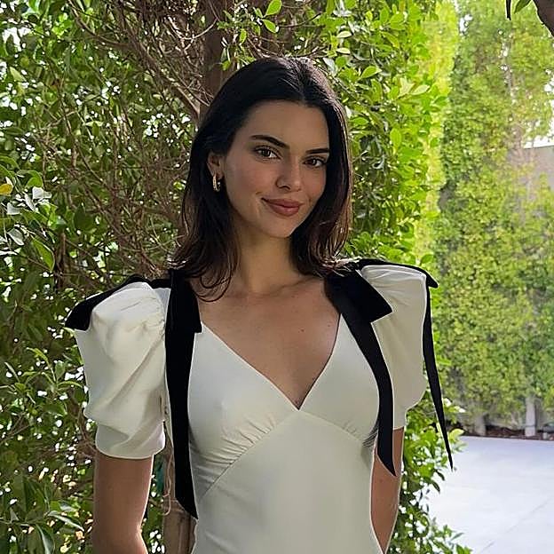 La Gua Sha de acero que usan las celebrities para peinar las cejas en 1 minuto por las mañanas