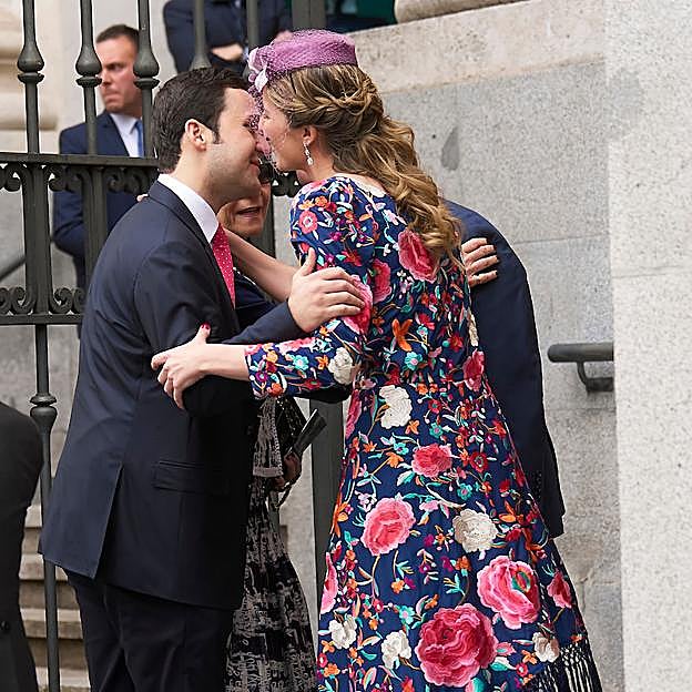 Victoria López-Quesada junto a Froilán de Marichalar en la boda de Almeida y Teresa Urquijo en Madrid. 
