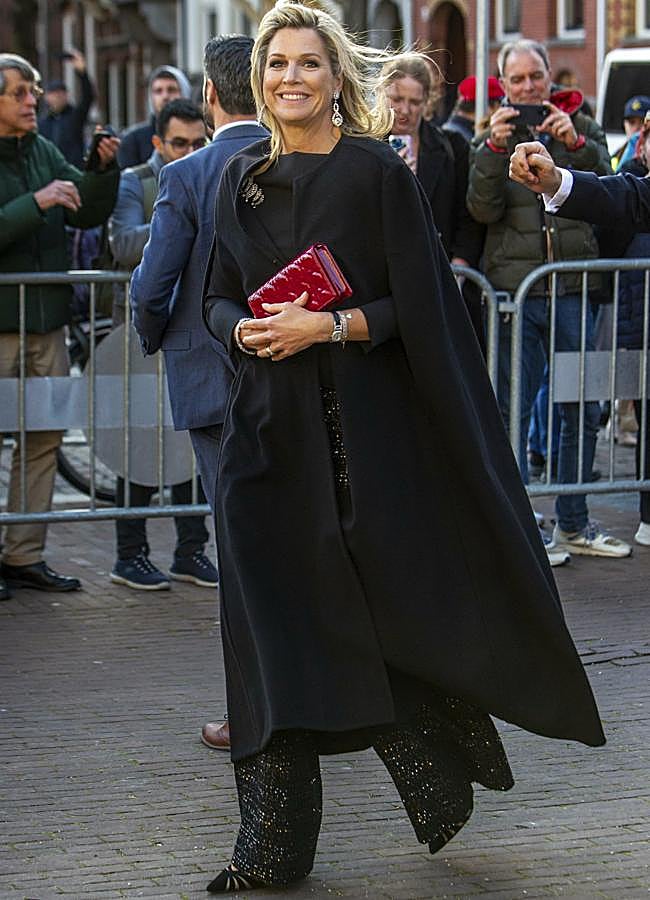 Imagen - Máxima de Holanda con un abrigo capa negro/GTRES