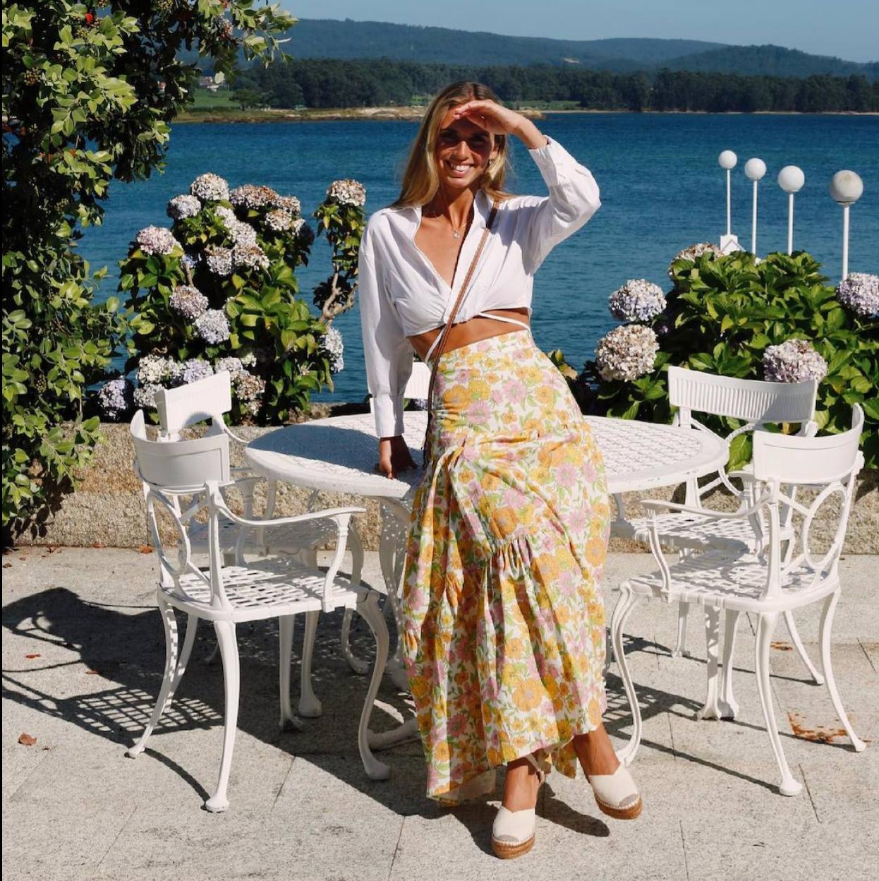 Influencer con falda tendencia para primavera