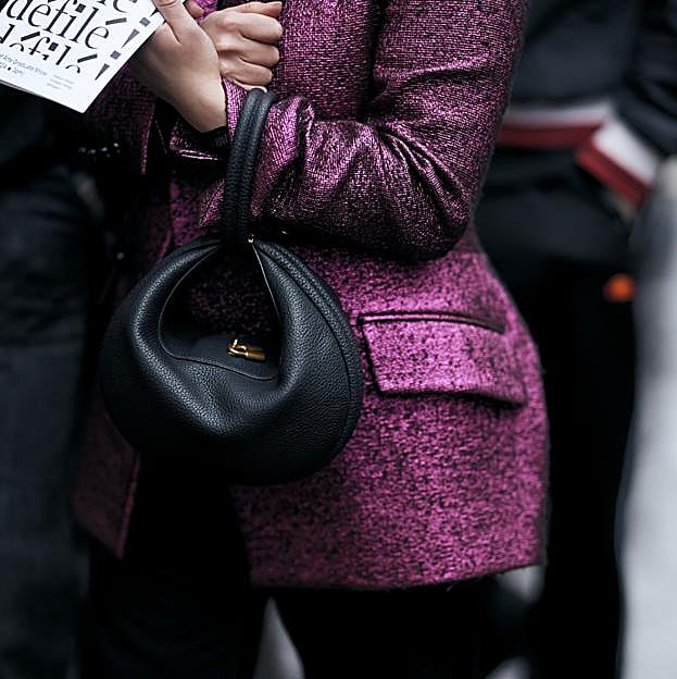 Imagen principal - Looks de street style con bolsos pulsera.