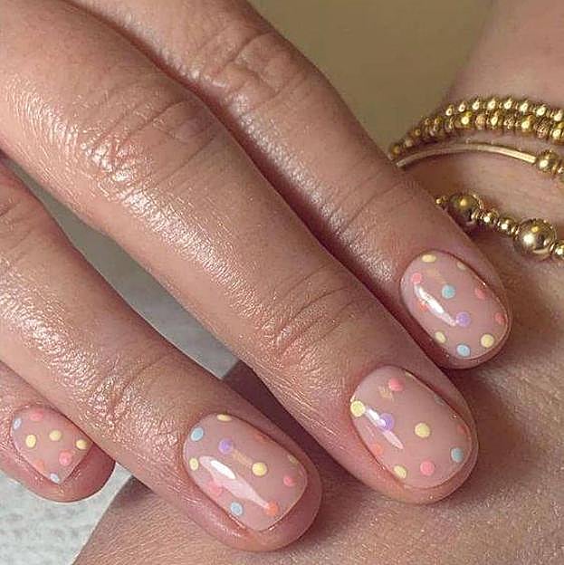 Manicura dot nails con puntos multicolor