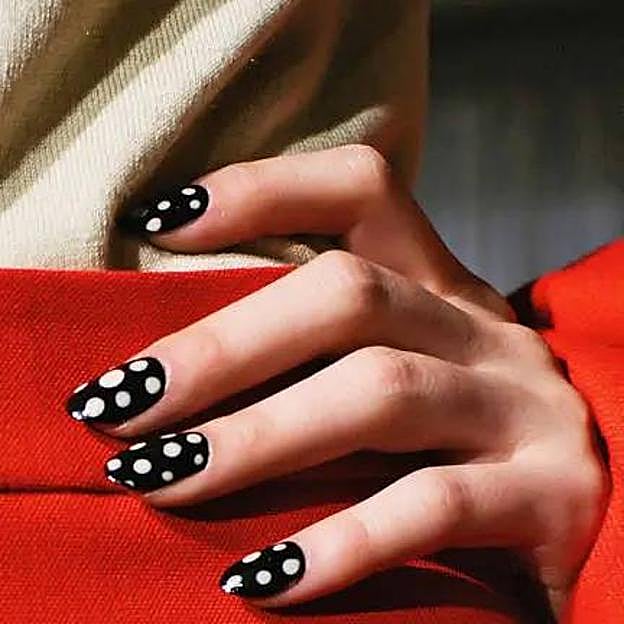 Dot nails, la manicura de lunares que arrasa esta primavera-verano