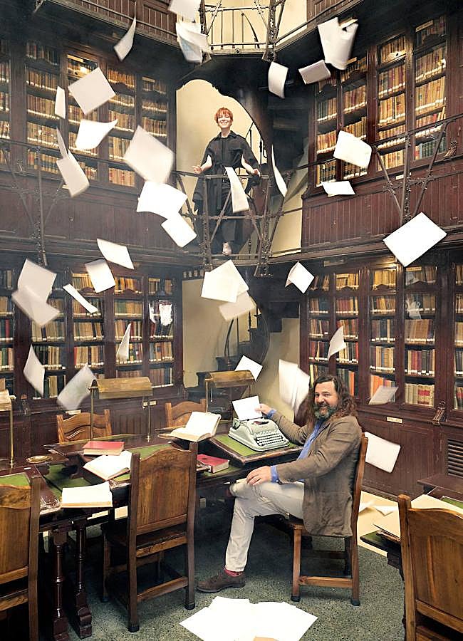 Imagen - Virginia Feito lleva gabardina, top y pantalón de Hermès; y zapatos de Lotusse. Foto: Uxío da Vila.