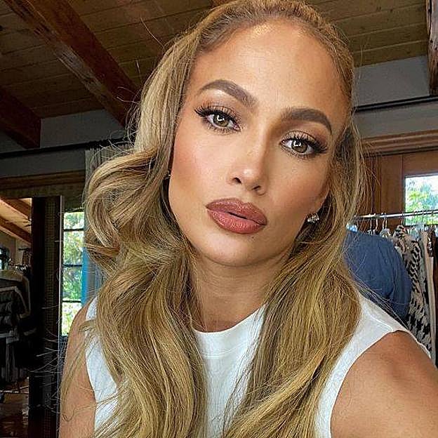 Jennifer López con línea de la mandíbula definida