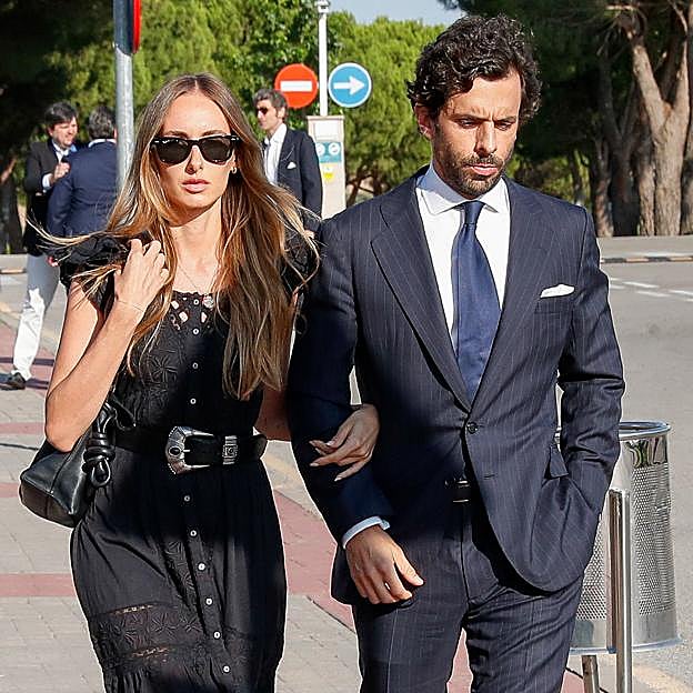 Alonso Aznar, hijo del expresidente del Gobierno junto a su prometida Renata Collado. 