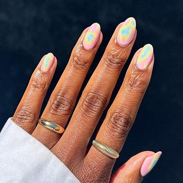 Una manicura de estilo aura multicolor.