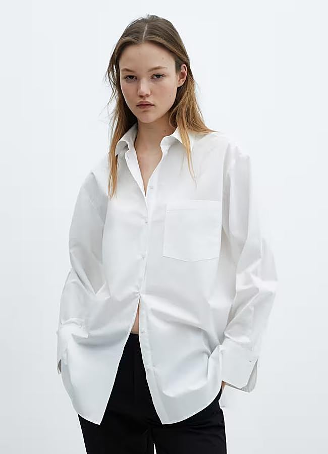 Imagen - Camisa blanca de diseño oversize de Mango (29,99 euros).
