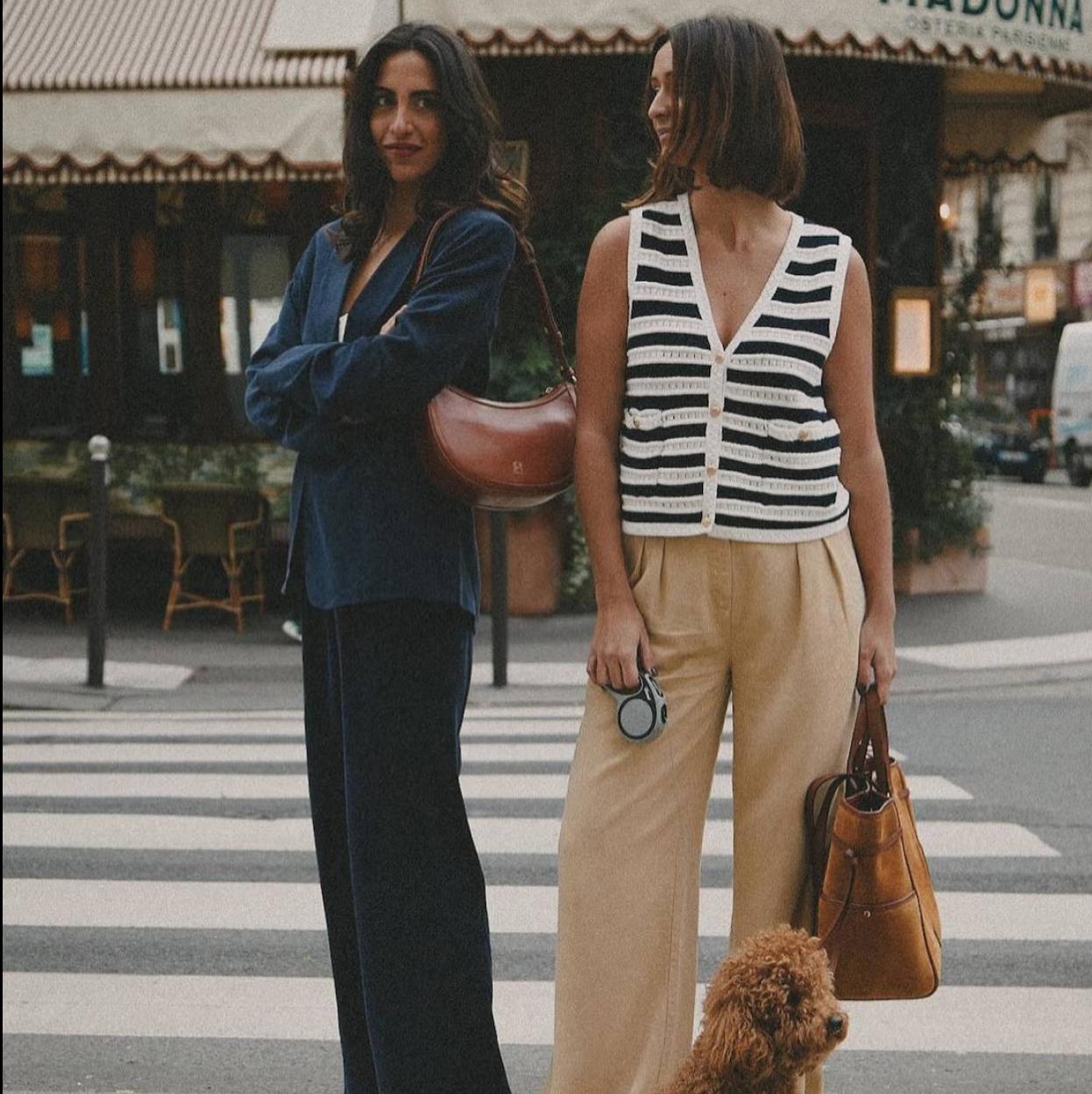 Influencer con chaleco de punto con rayas