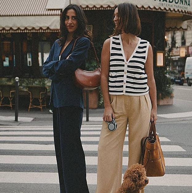 Chalecos de punto con rayas que llevan las chicas amantes de los básicos elegantes para vestir a diario