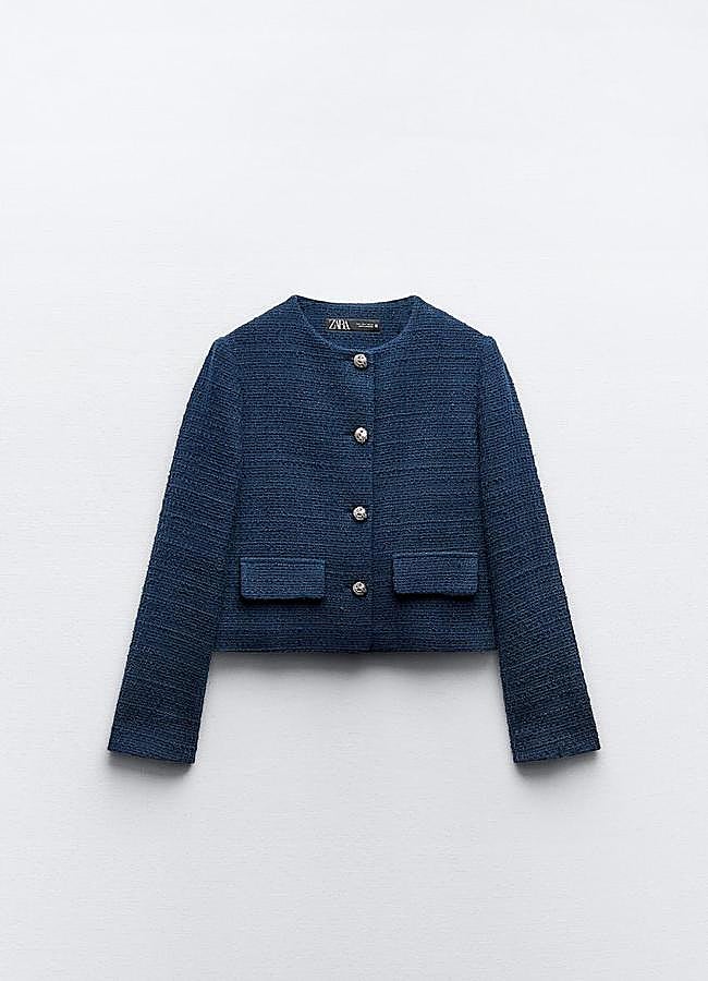 Imagen - Chaqueta corta en azul marino de Zara (39,95 euros).