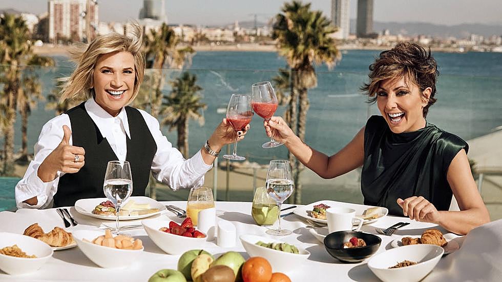 Julia Otero lleva camisa de Sandro. Sonsoles Ónega, vestido de Bimba y Lola. 