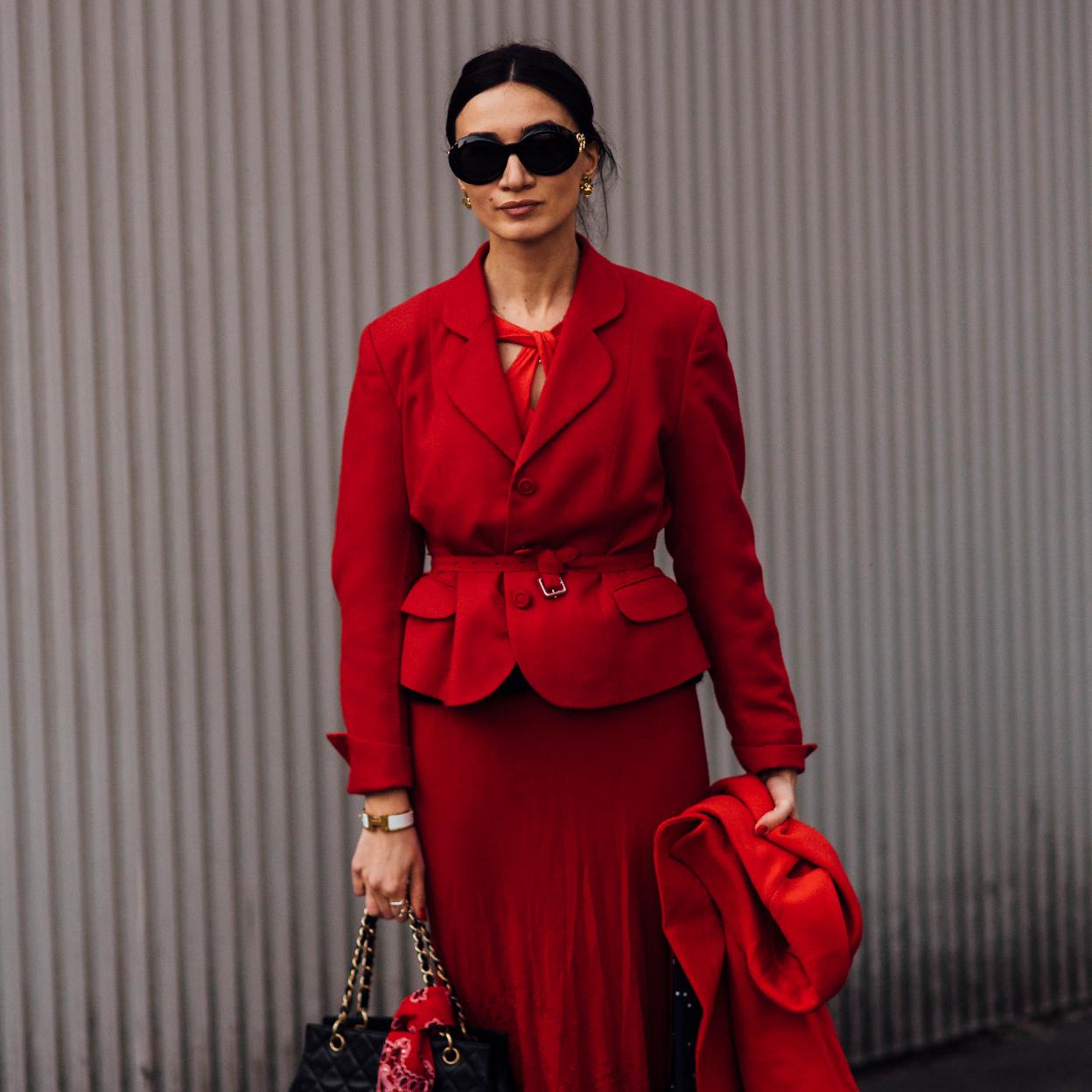 Un look rojo de street style.
