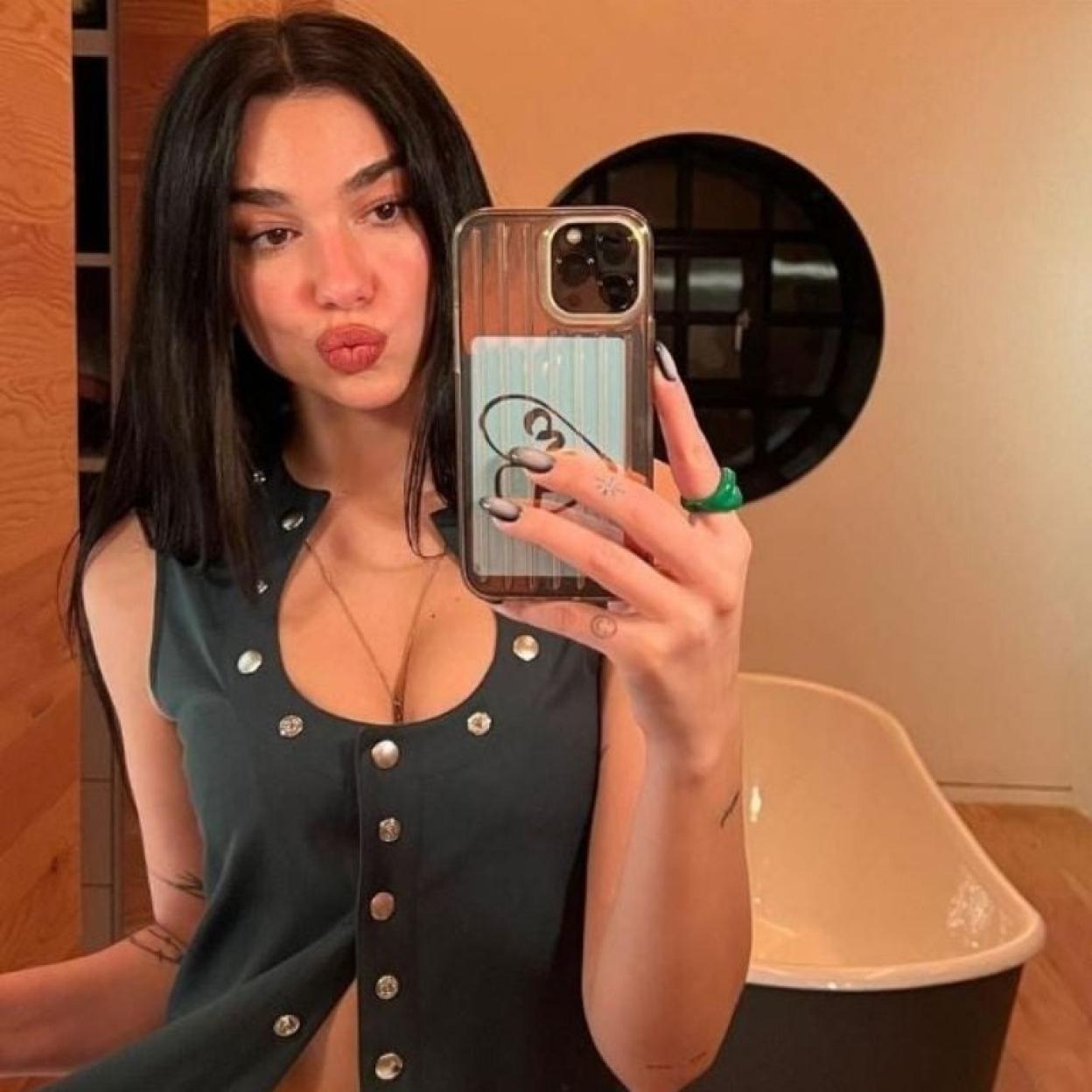 Dua Lipa con una manicura de estilo aura.