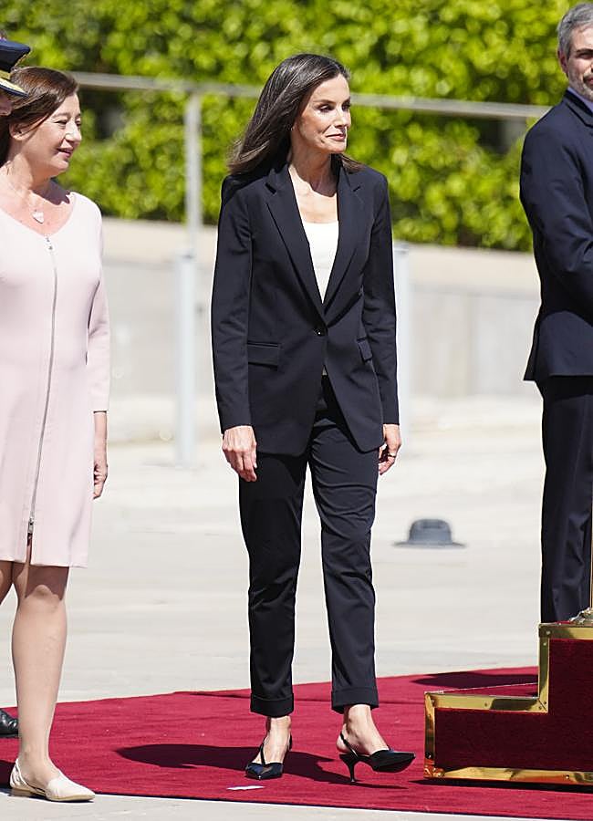 Imagen - El look cómodo de la reina Letizia para viajar a Holanda. FOTO: Limited Pictures.