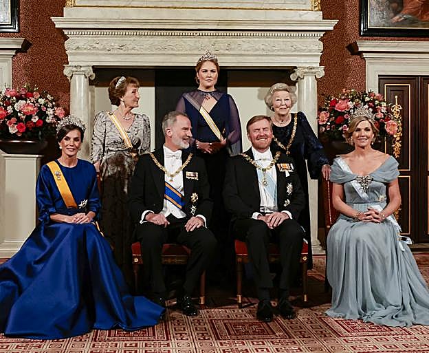 El posado oficial de los reyes de España y Holanda junto a Amalia, la princesa Beatriz y su hermana la princesa Margarita.