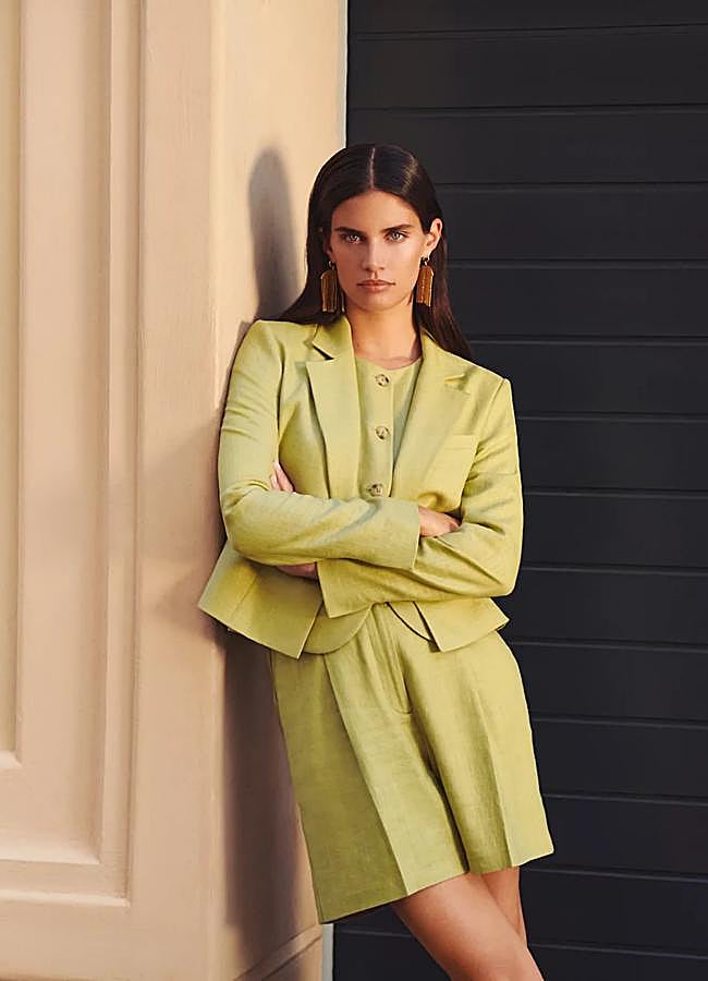 Imagen - Blazer corto de lino en verde de Mark & Spencer.