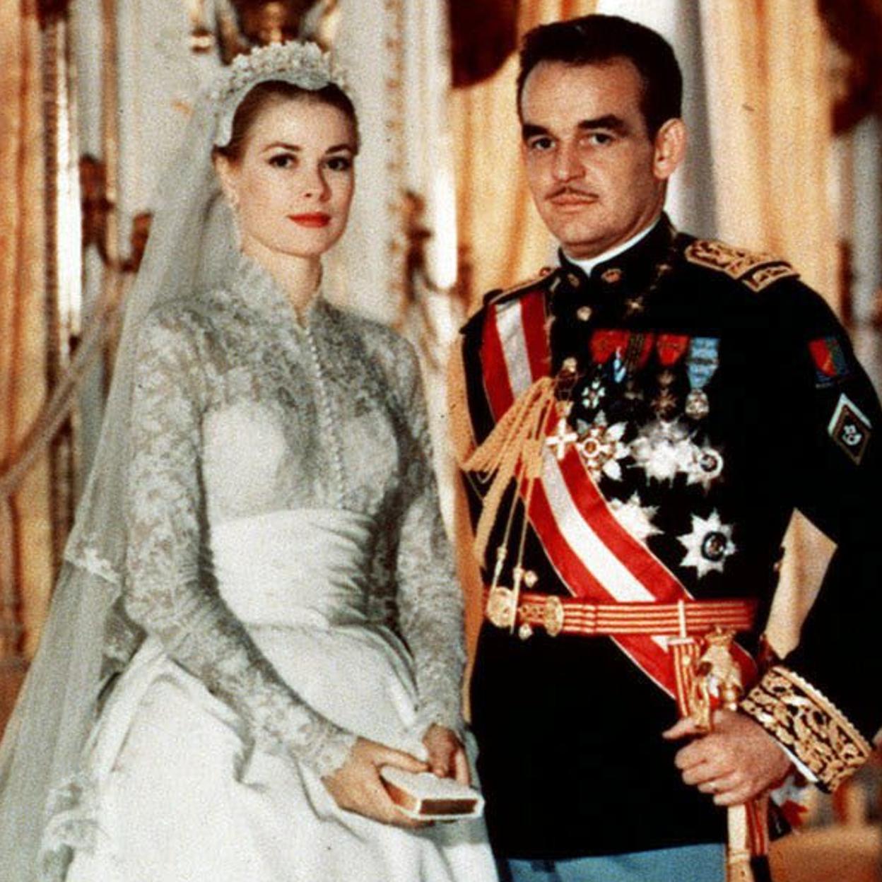 Retrato oficial de la boda de Grace Kelly y el príncipe Rainiero de Mónaco. 