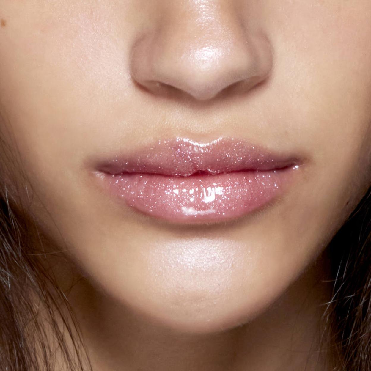 Modelo con pintalabios con purpurina