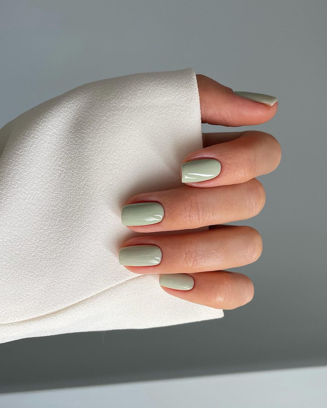 Manicura en verde pastel
