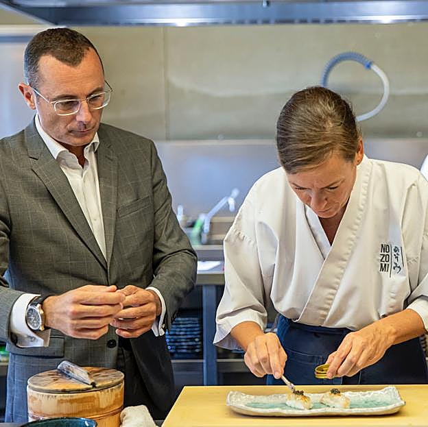 Nuria y José Miguel, propietarios del restaurante valenciano Nozomi, preparando uno de sus platos.