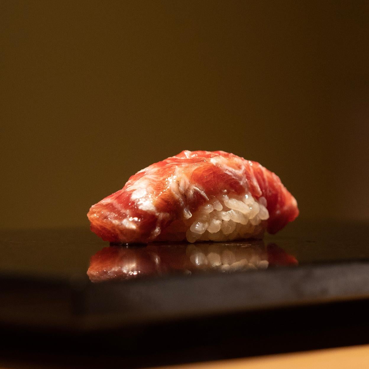Uno de los nigiris de Kinu Sevilla donde se puede disfrutar de una de las mejores barras omakase de España.