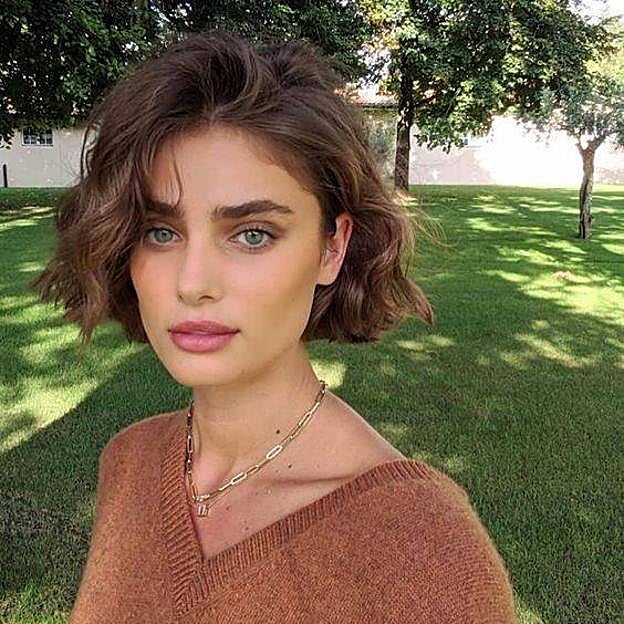 La modelo Taylor Hill con corte de pelo blunt bob para cabello rizado
