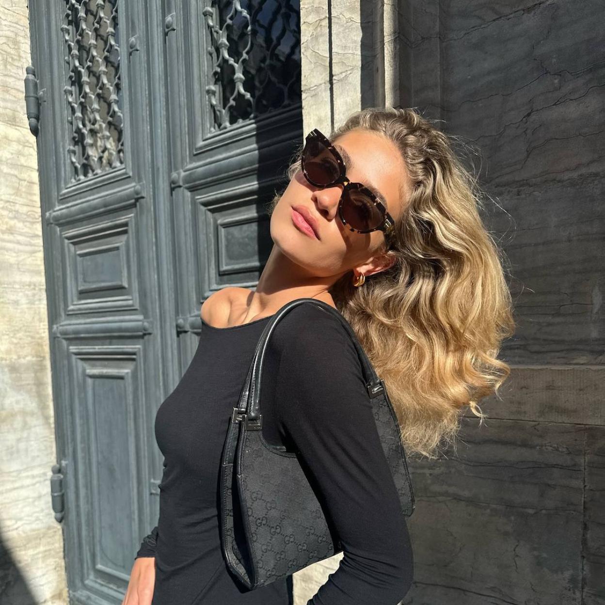 Influencer con pelo luminoso