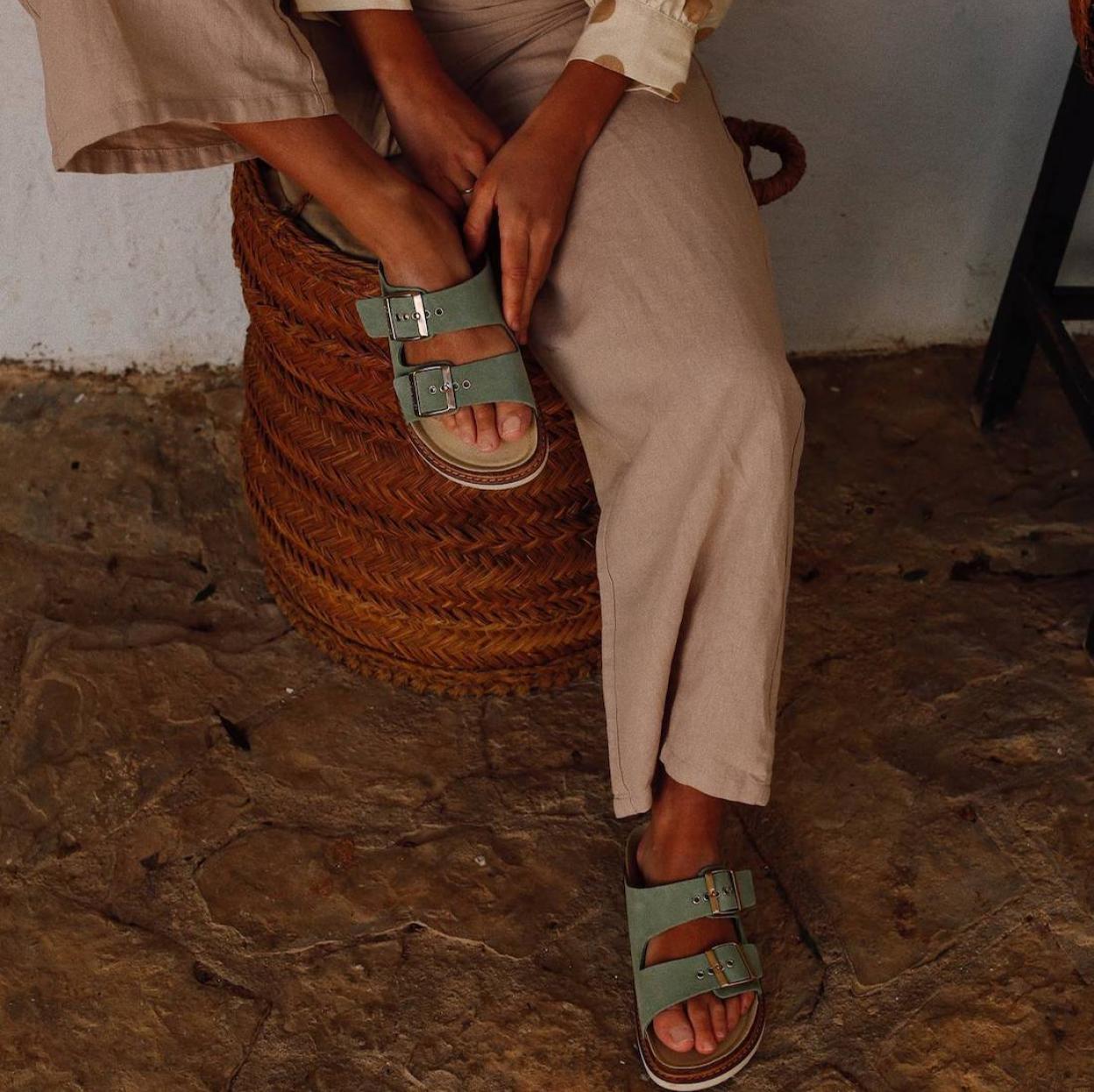 Influencer con sandalias con hebillas