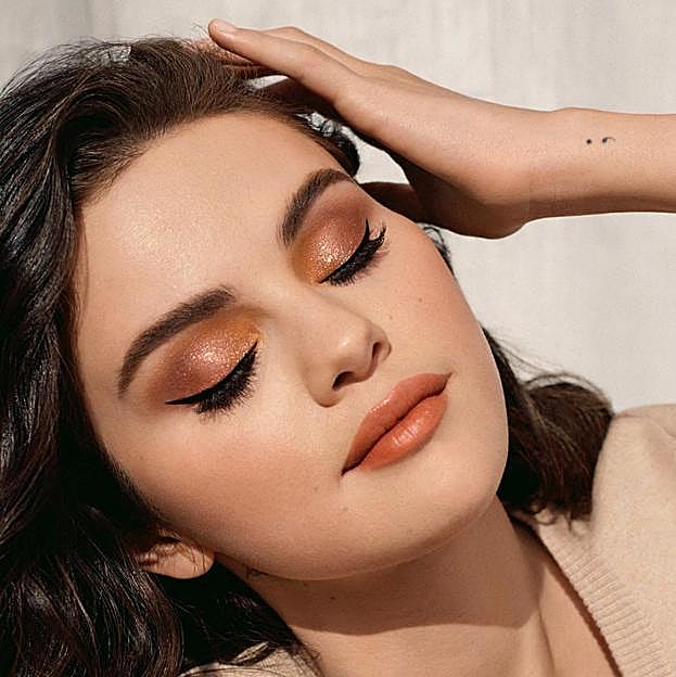 El tatuaje de punto y coma trata de concienciar sobre el suicidio. 