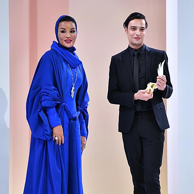 El diseñador de origen marroquí, con la jequesa de Qatar, en una entrega de premios. 