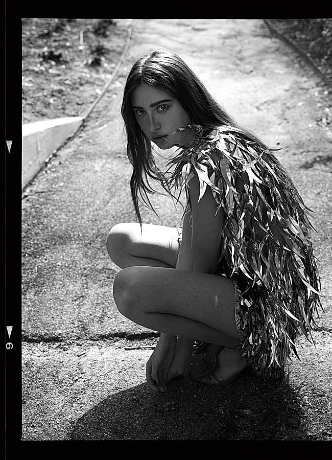 Imagen - Emma lleva top de plumas metálicas de Paco Rabanne; minifalda de flecos metalizados, de Isabel Marant, y sandalias de Martinelli. Foto: Agata Serge.