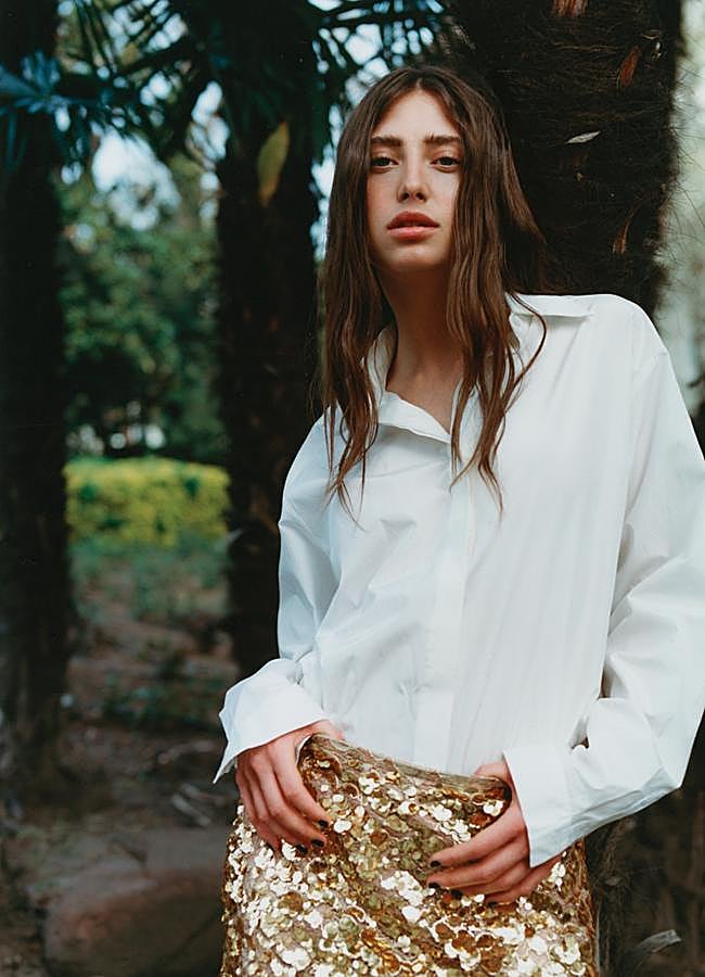 Imagen - Camisa blanca y mini de pailletes doradas, de Michael Kors. Foto: Agata Serge.