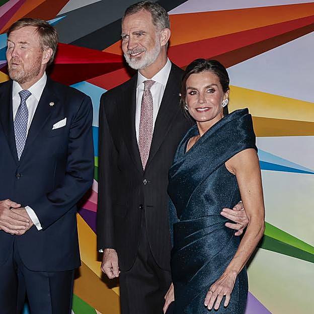 El rey Felipe agarró de la cintura a la reina Letizia.