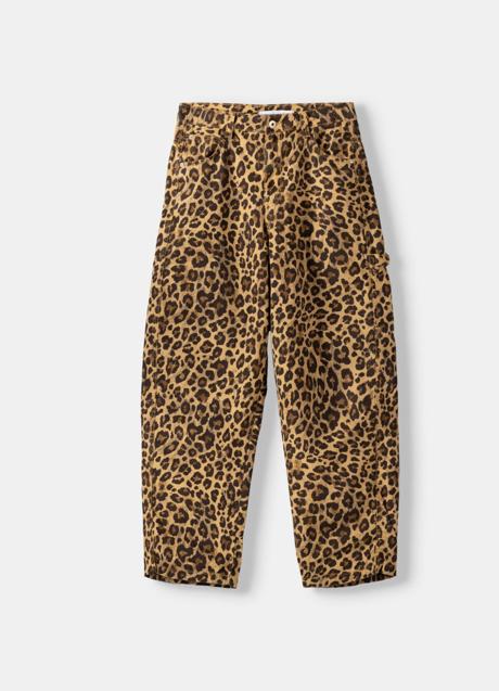 Imagen - Vaqueros con estampado de leopardo de Bershka (35,99 euros)
