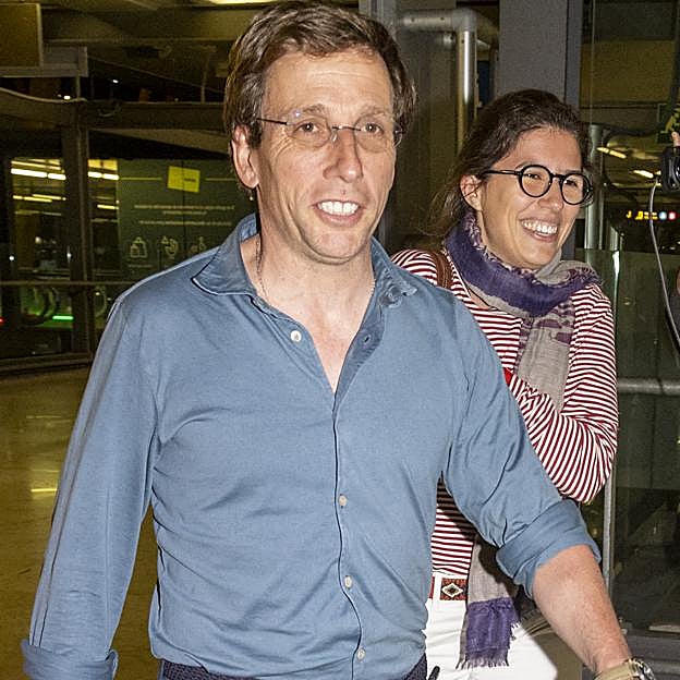 José Luis Martínez-Almeida y Teresa Urquijo a su vuelta a Madrid tras su luna de miel. 