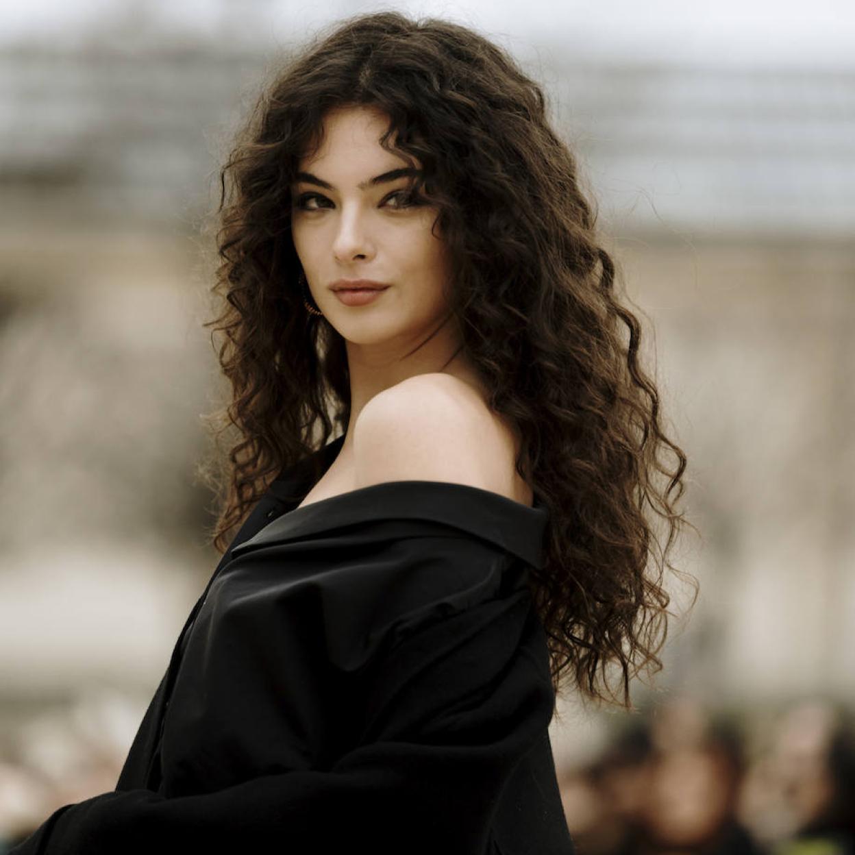 Modelo con pelo rizado