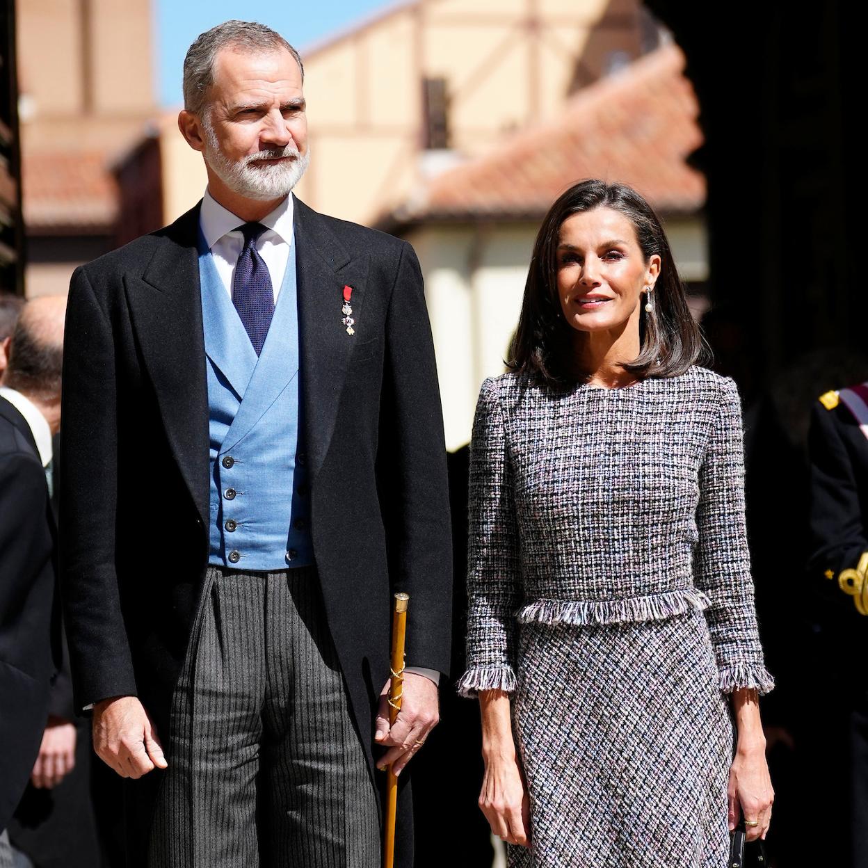 El rey Felipe y la reina Letizia llegan a la Universidad de Alcalá de Henares para presidir la ceremonia del Premio Cervantes 2023.