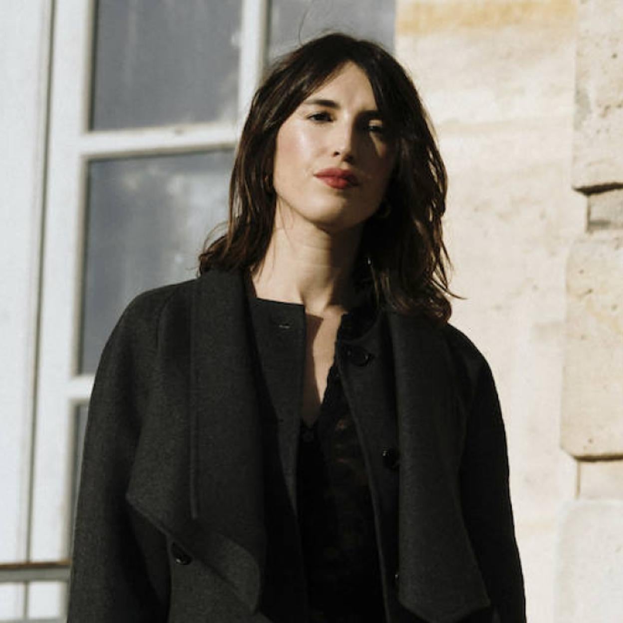 Influencer con piel luminosa