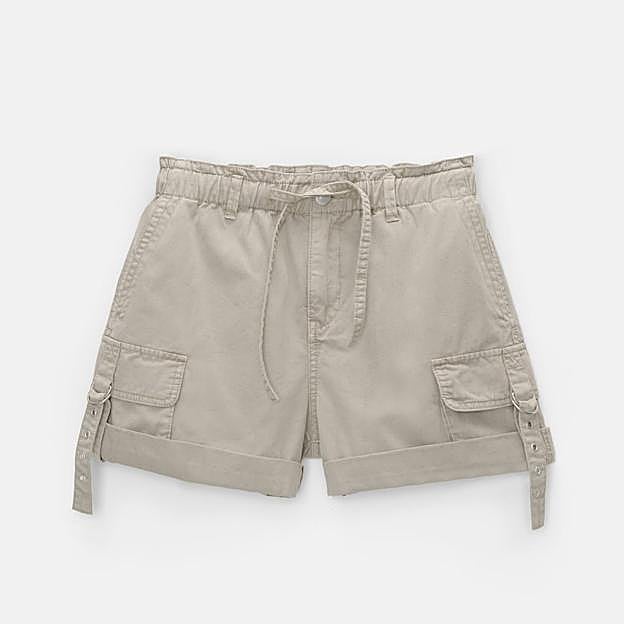 Imagen principal - Bermudas cargo con cintas de Pull&Bear (25,99€)/ Camisa bordados lazos de Zara (25,95€)/ Sandalias planas con adorno metálico de Parfois (32,99€)