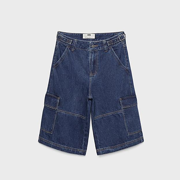 Imagen principal - Bermuda denim cargo de Stradivarius (25,99€)/ Crop top vaquero lee de Pull&Bear (29,99€)/ Bailarinas destalonadas de Parfois (25,99€)