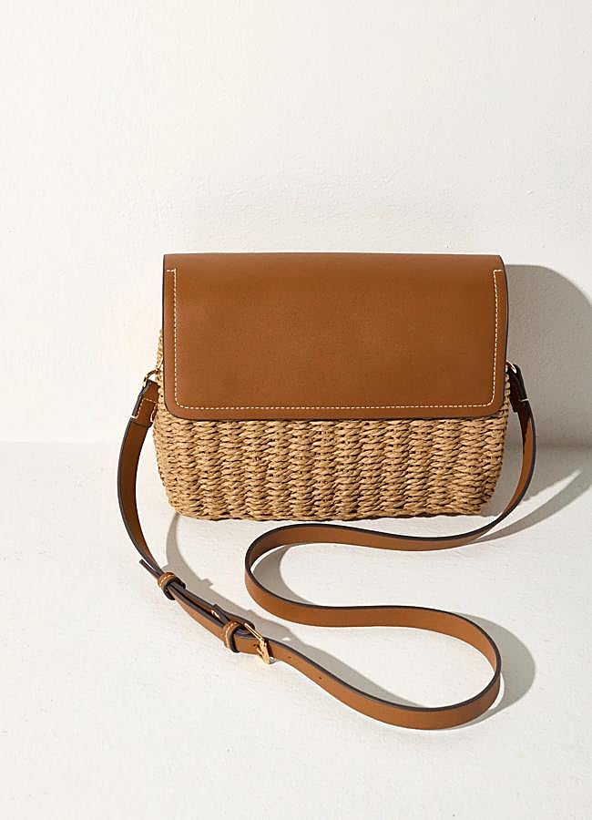 Imagen - Bolso bandolera efecto rafia con detalle de solapa en piel de Parfois (25,99 euros).