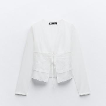 Imagen secundaria 1 - Bermudas cargo con cintas de Pull&Bear (25,99€)/ Camisa bordados lazos de Zara (25,95€)/ Sandalias planas con adorno metálico de Parfois (32,99€)