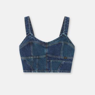Imagen secundaria 1 - Bermuda denim cargo de Stradivarius (25,99€)/ Crop top vaquero lee de Pull&Bear (29,99€)/ Bailarinas destalonadas de Parfois (25,99€)