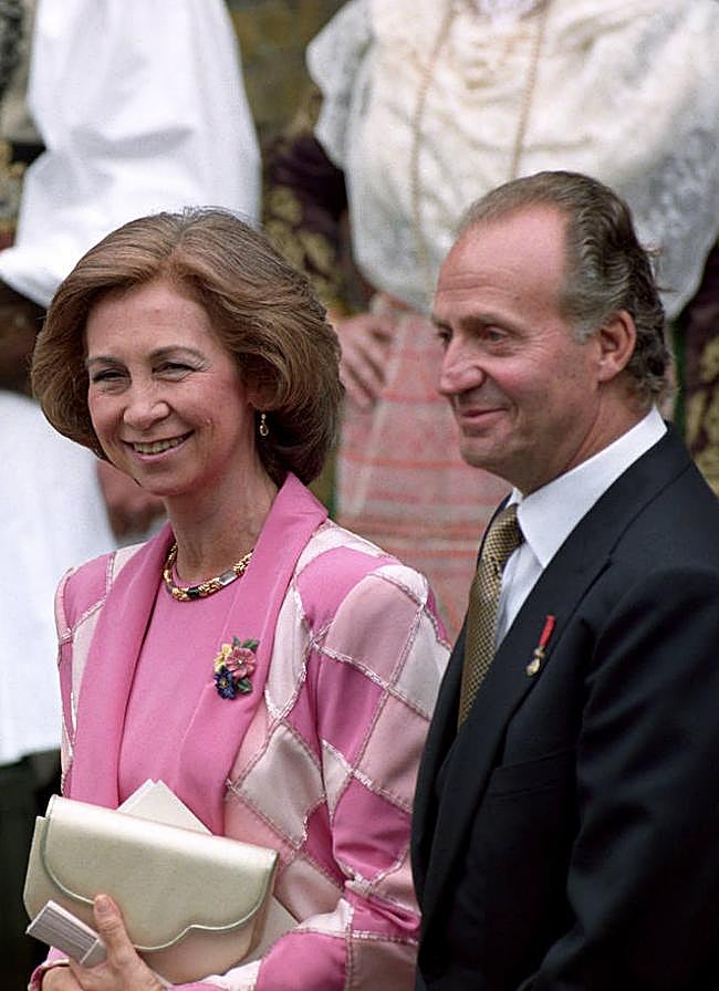 Imagen - La reina Sofía con el broche de flores en la boda de Marie Chantal. Foto: Gtres.
