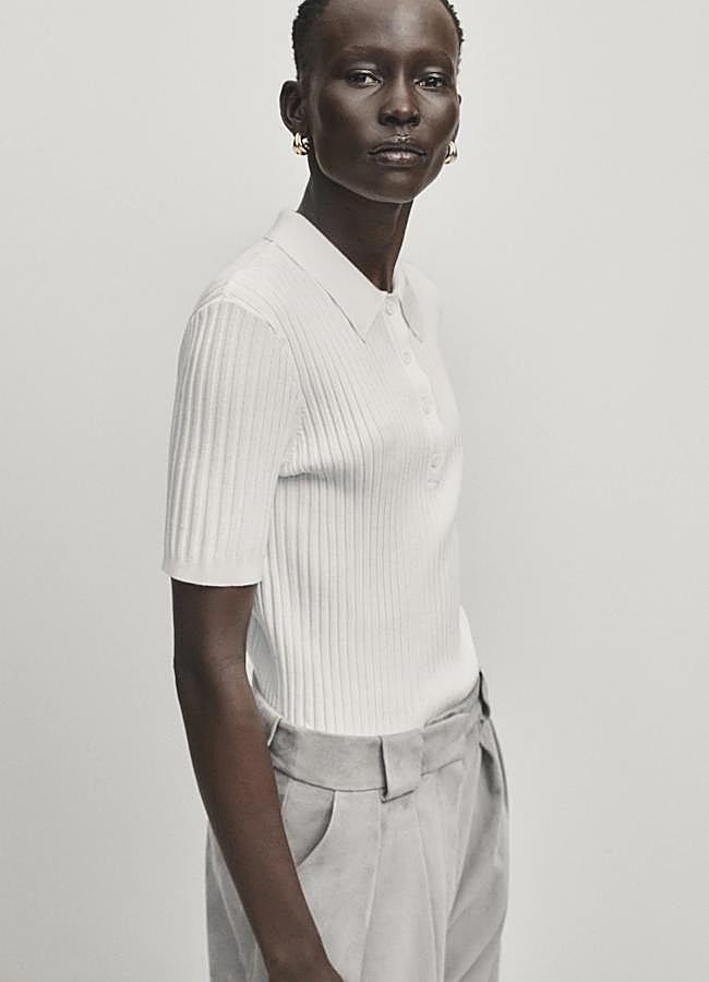 Imagen - Polo con punto de canalé en color blanco de Massimo Dutti (59,95 euros).