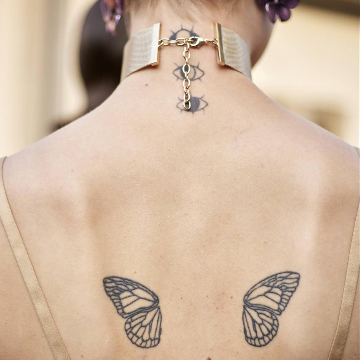 Influencer con tatuajes de símbolos