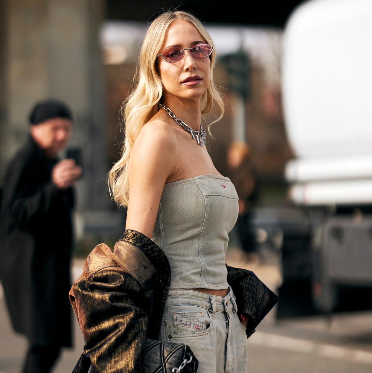 Mujer vestida con básicos